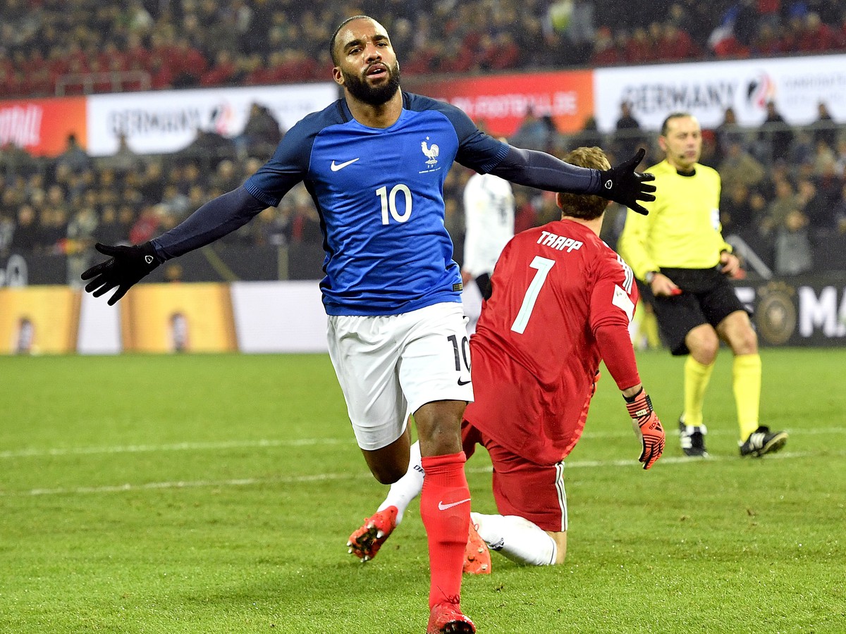 Francúzsky futbalista Alexandre Lacazette sa teší po strelení gólu