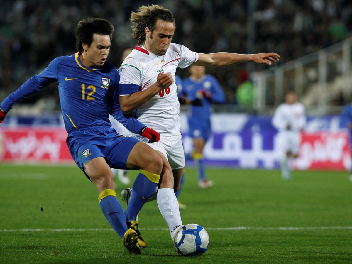 Ali Karimi v bielom drese Iránu