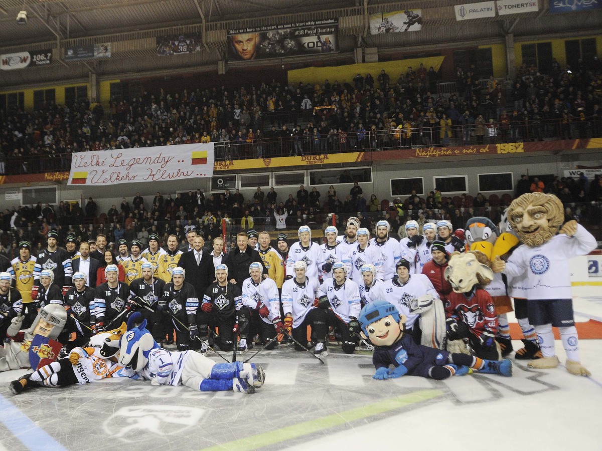 Spoločná fotografia tímov Tipsport Alumni, Gáborík tím a Hossa tím počas hokejového Zápasu hviezd