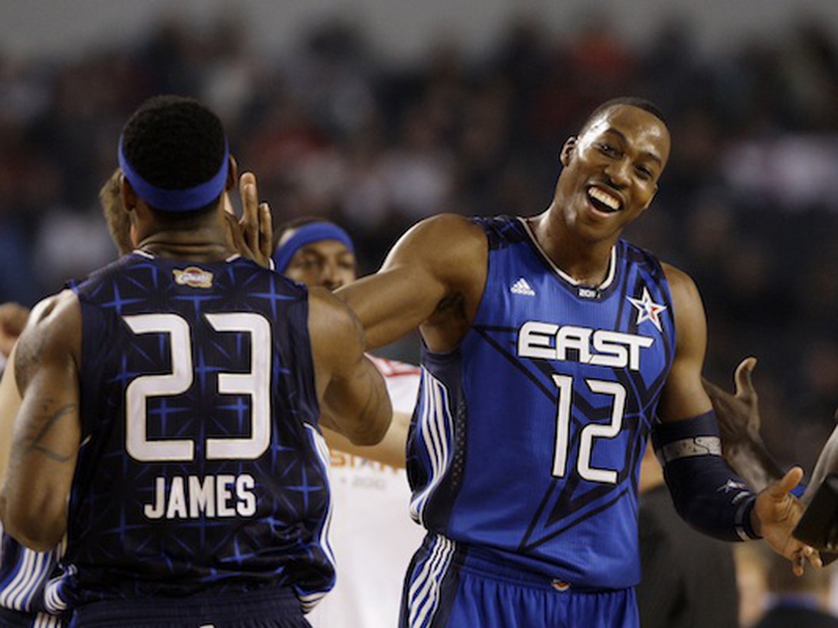 Dwight Howard a LeBron James sa tešia z víťazstva v zápase hviezd