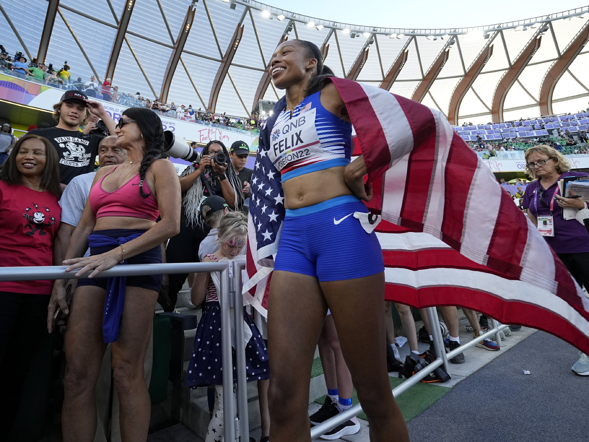 Americká atlétka Allyson Felixová pózuje po finále miešanej štafety na 4x400 m na MS v americkom Eugene