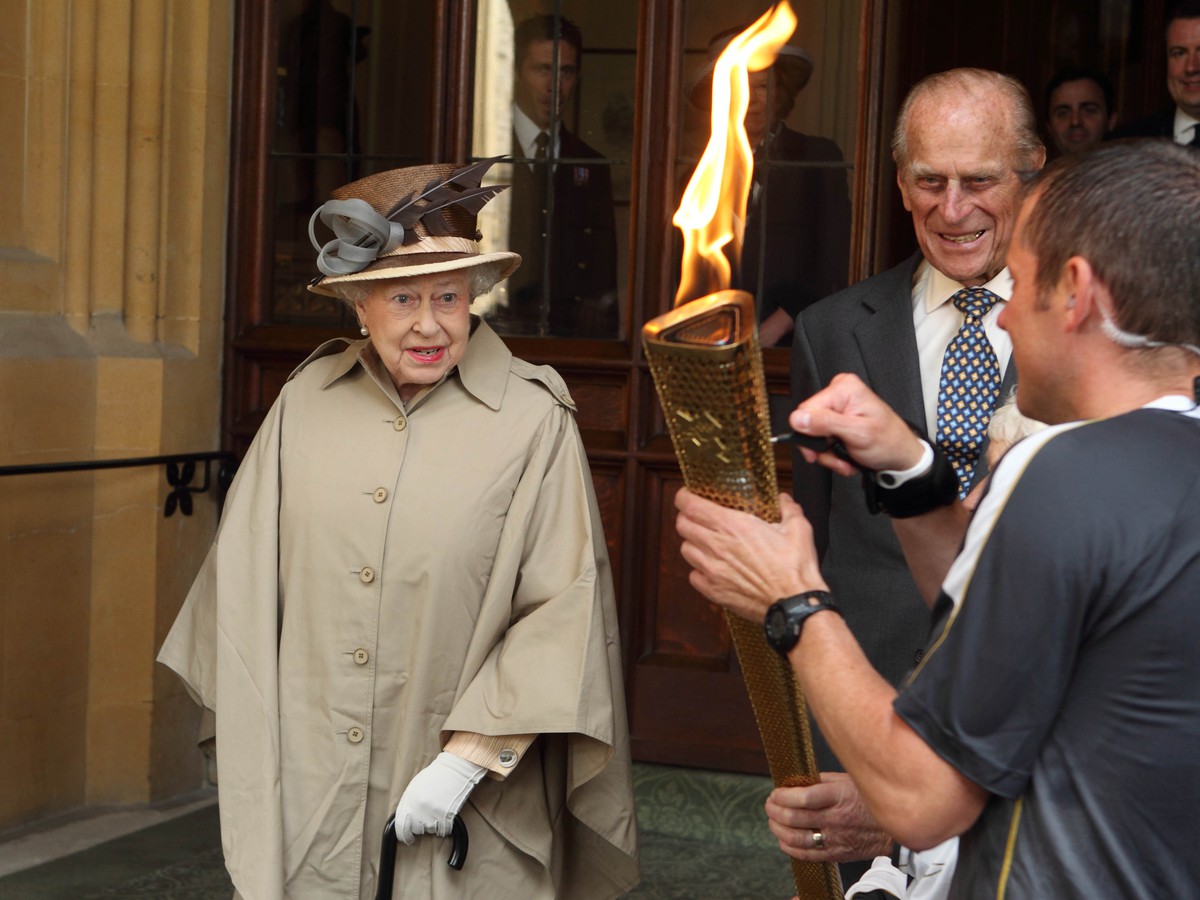 Kráľovná Alžbeta II a princ Phillip privítali pochodeň