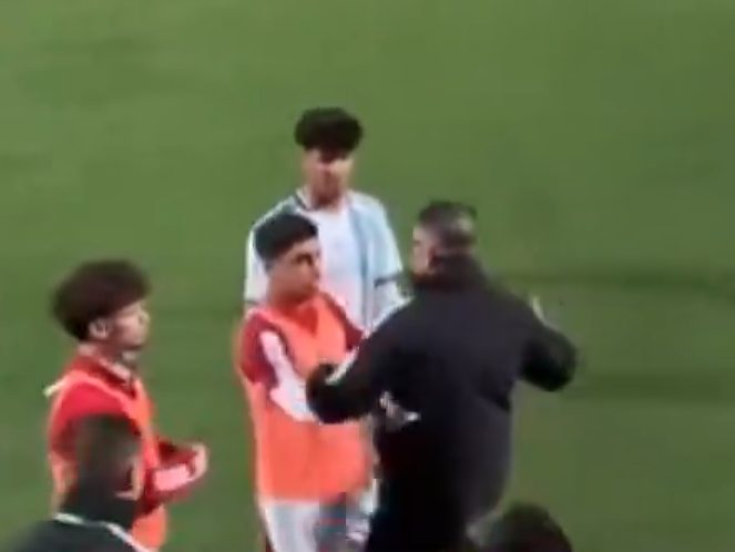 Tréner mladých futbalistov Alžírska Yacine Manaa sa nervozitu na ihrisku snažil vyriešiť svojským spôsobom
