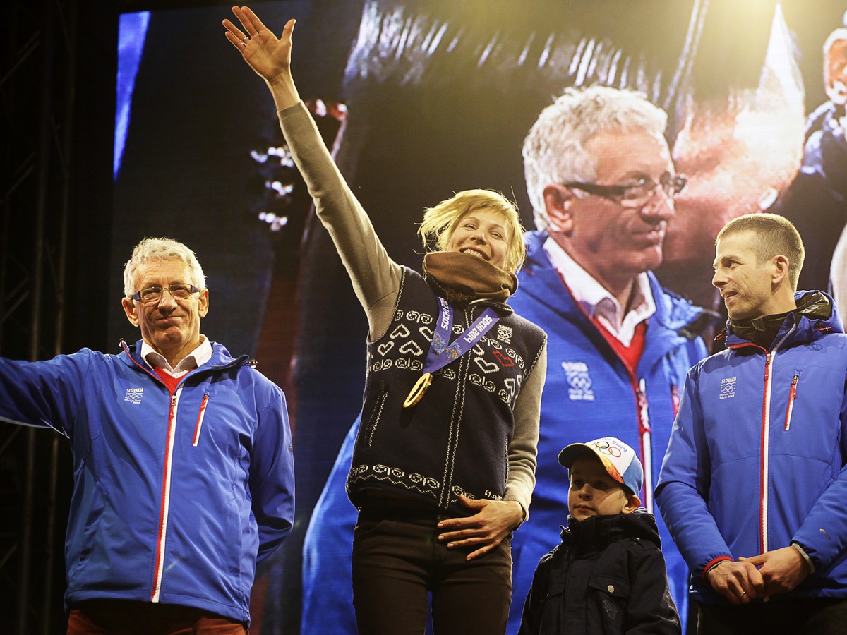 Zľava: Juraj Sanitra, Anastasia Kuzminová, Yelisey Kuzmin a Daniel Kuzmin počas osláv príchodu držiteľky zlatej olympijskej medaily zo Soči 