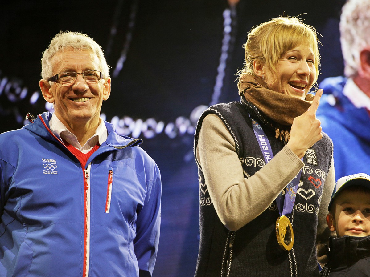 Zľava: Juraj Sanitra, Anastasia Kuzminová a syn Yelisey Kuzmin počas osláv príchodu držiteľky zlatej olympijskej medaily zo Soči 