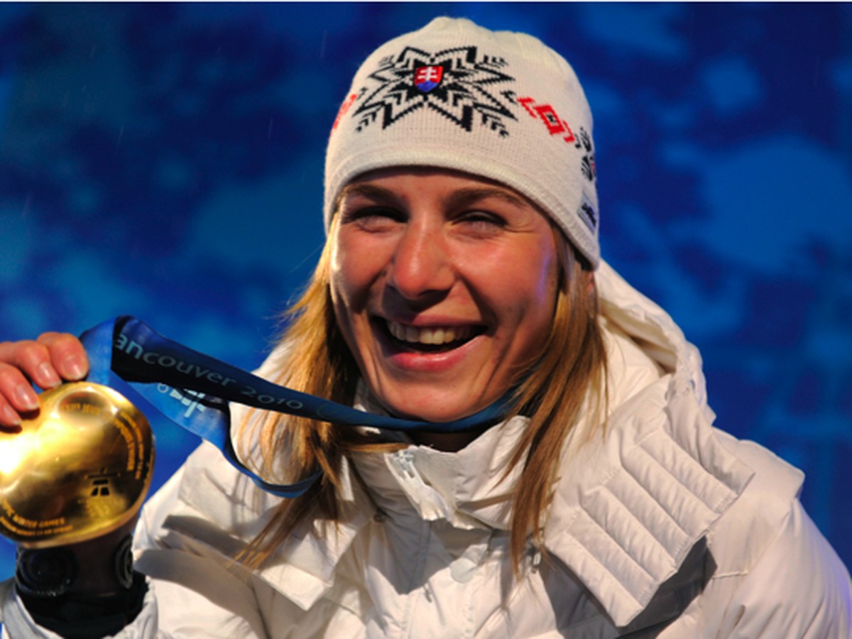 Štastná Anastasia Kuzminová si užíva zlatú medailu, ktorá je prvá v samostatnej histórii Slovenskej republiky