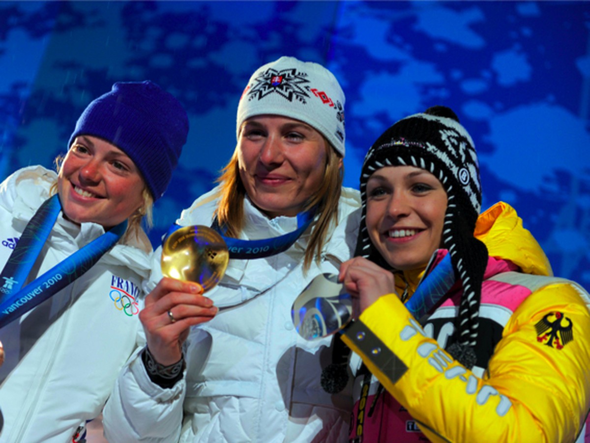 Marie Dorinová, Anastasia Kuzminována a Magdalena Neunerová na stupňoch víťazov