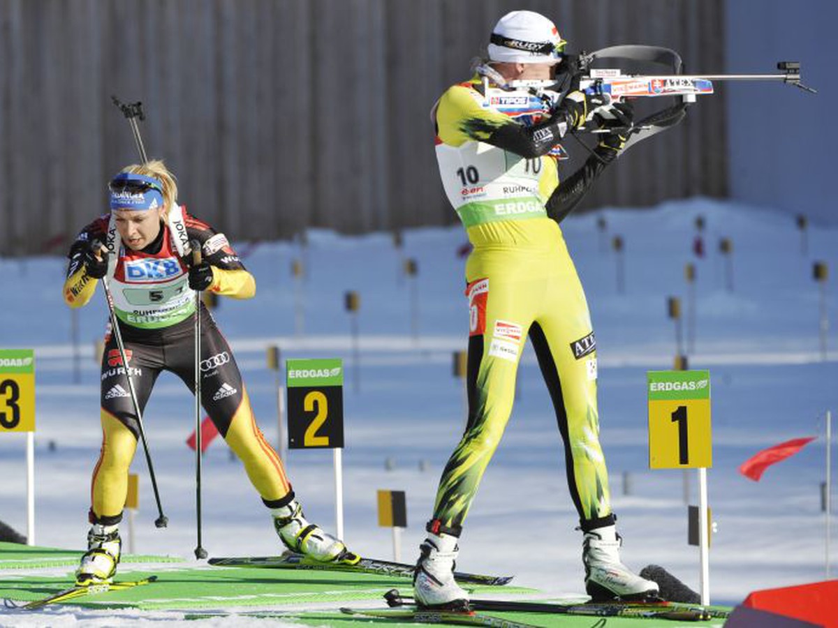 Anastasia Kuzminová, v pozadí Neunerová
