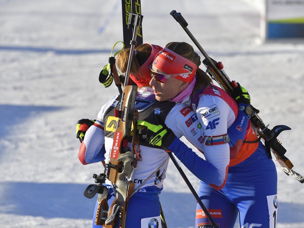Slovenské biatlonistky Anastasia Kuzminová (vpravo) a Paulína Fialková sa objímajú v cieli šprintu na 7,5 km počas 9. finálového kola Svetového pohára v biatlone v nórskom Holmenkollene