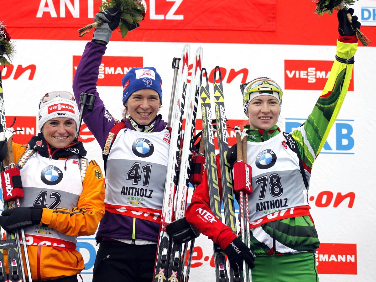 Zľava: Andrea Henkelová, Anais Bescondová a Daria Domračevová na stupni víťazov