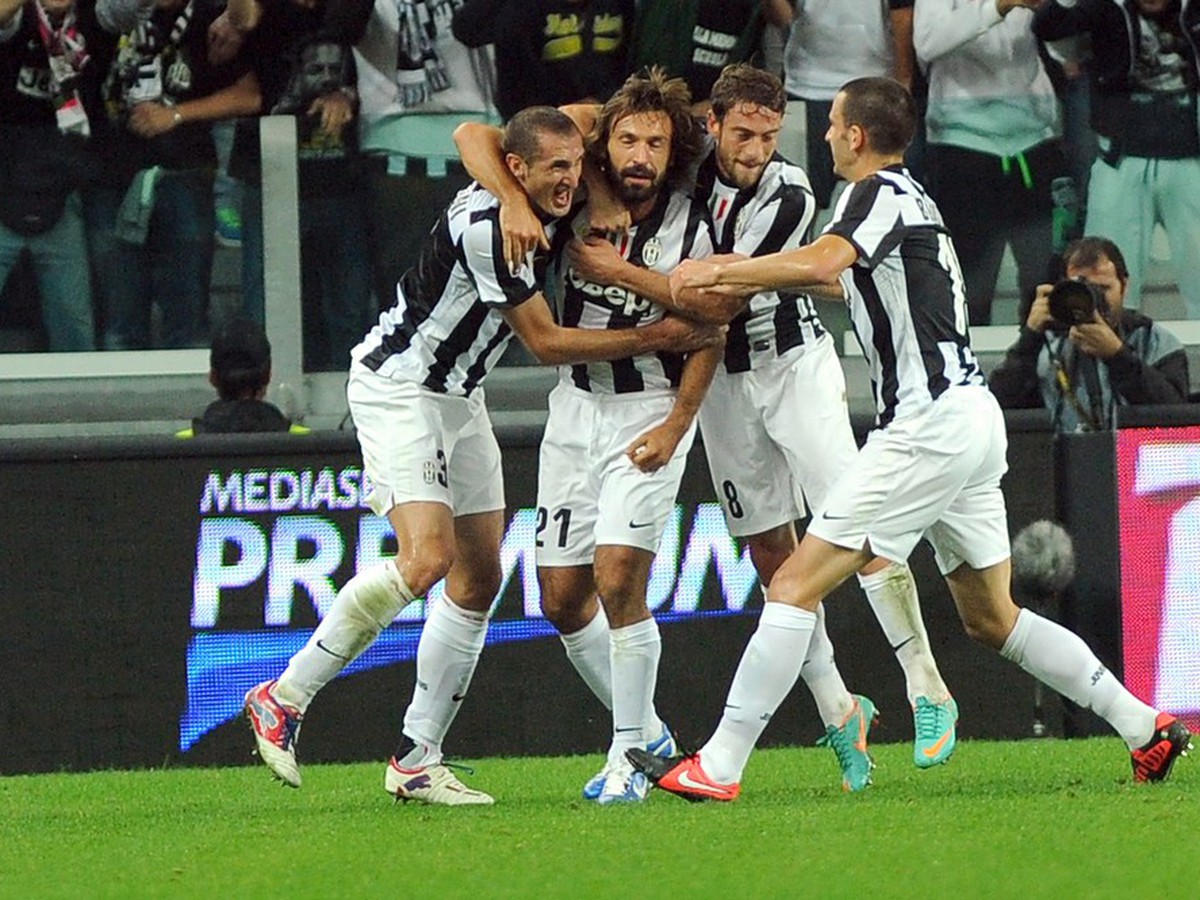 Andrea Pirlo, Giorgio Chiellini, Claudio Marchisio a Leonardo Bonucci oslavujú gól Pirla do siete rímskeho AS