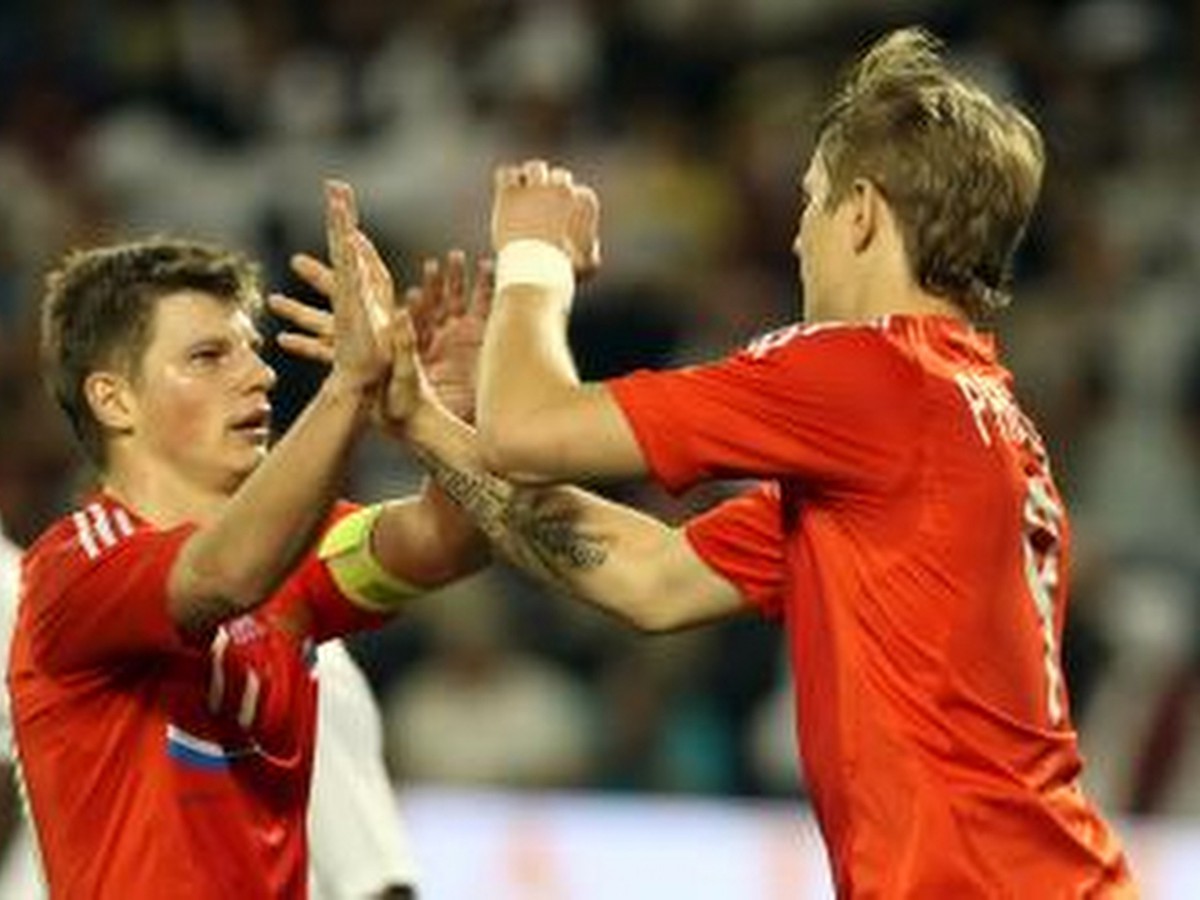 Pavľučenko oslavuje so spoluhráčom Aršavinom