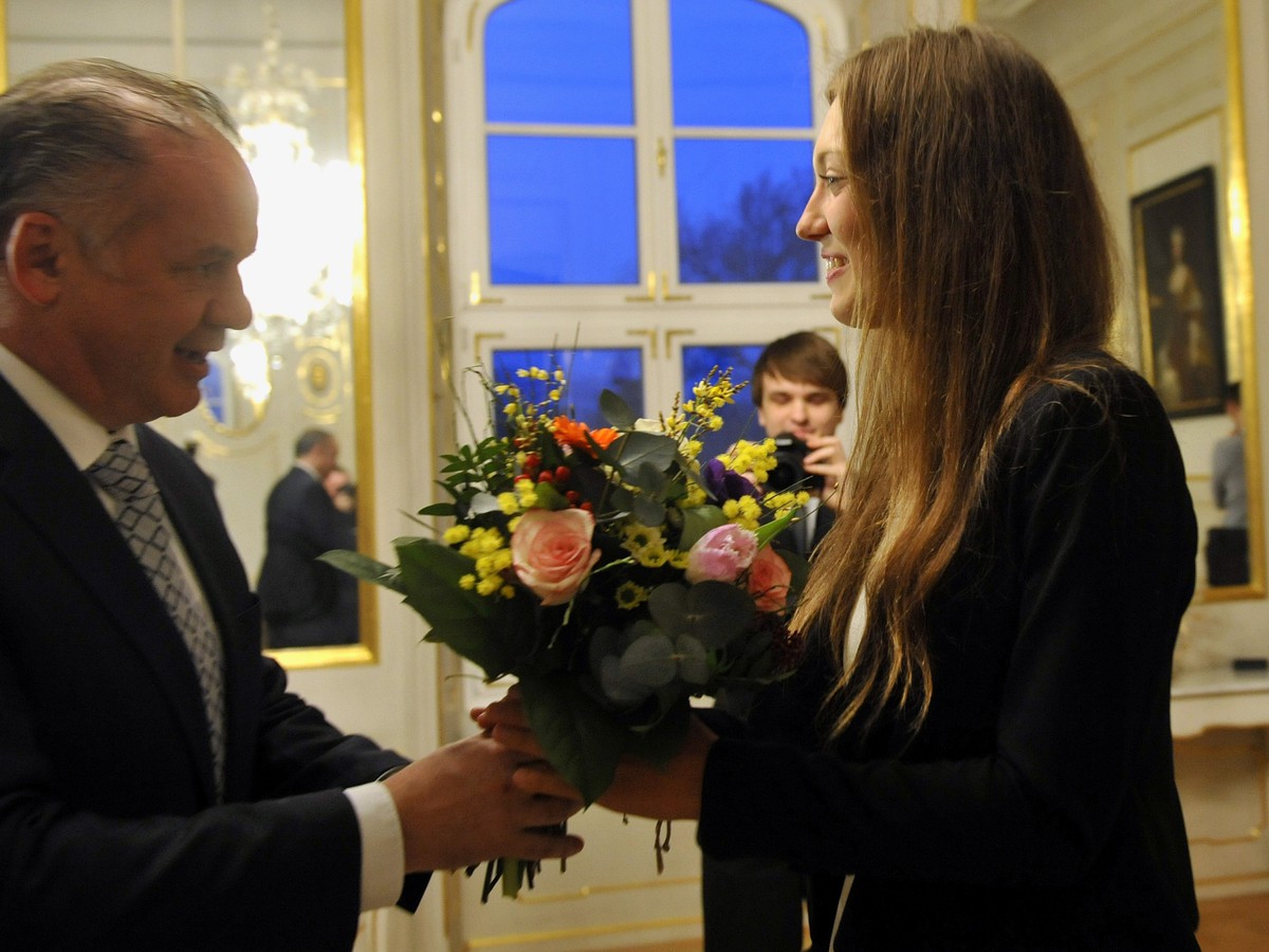 Zľava: Prezident SR Andrej Kiska a víťazka Australian Open tenistka Tereza Mihalíková počas prijatia v Prezidentskom paláci