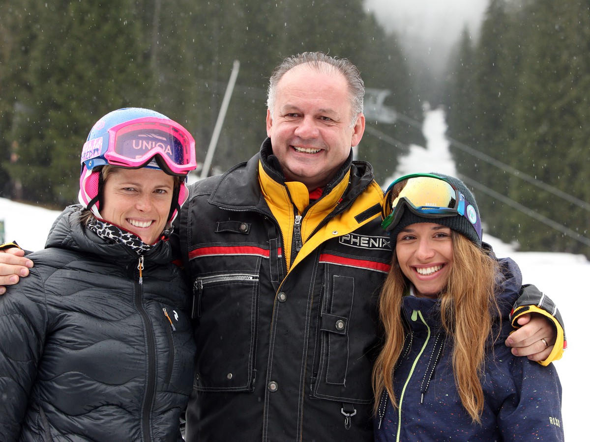 Prezident SR Andrej Kiska (v strede), reprezentantka v zjazdovom lyžovaní Veronika Velez-Zuzulová (vľavo) a reprezentantka v snoubordingu Klaudia Medlová počas stretnutia v lyžiarskom stredisku Záhradky 