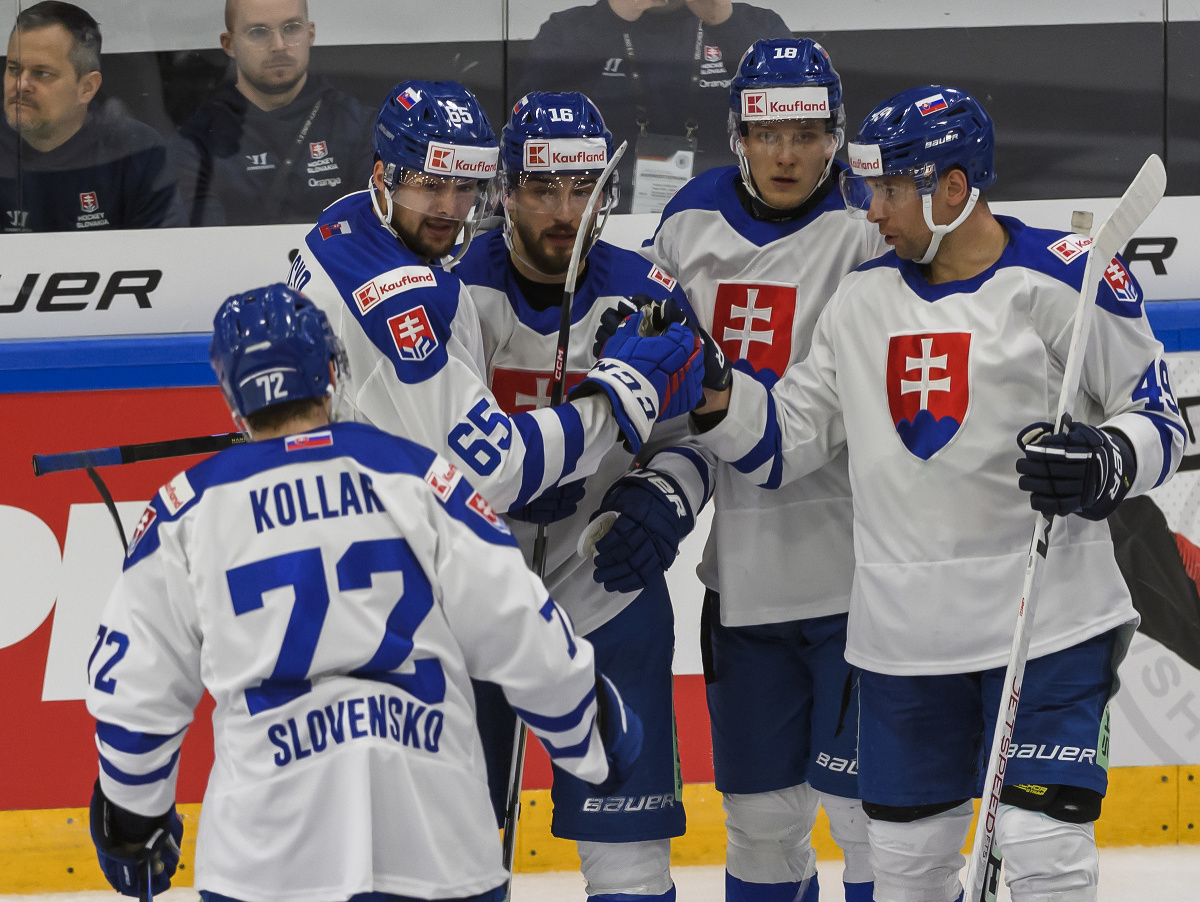 Na snímke slovenskí hokejisti sa tešia z gólu, zľava Andrej Kollár, Martin Bučko, Róbert Lantoši, Andrej Kukuča a Samuel Takáč