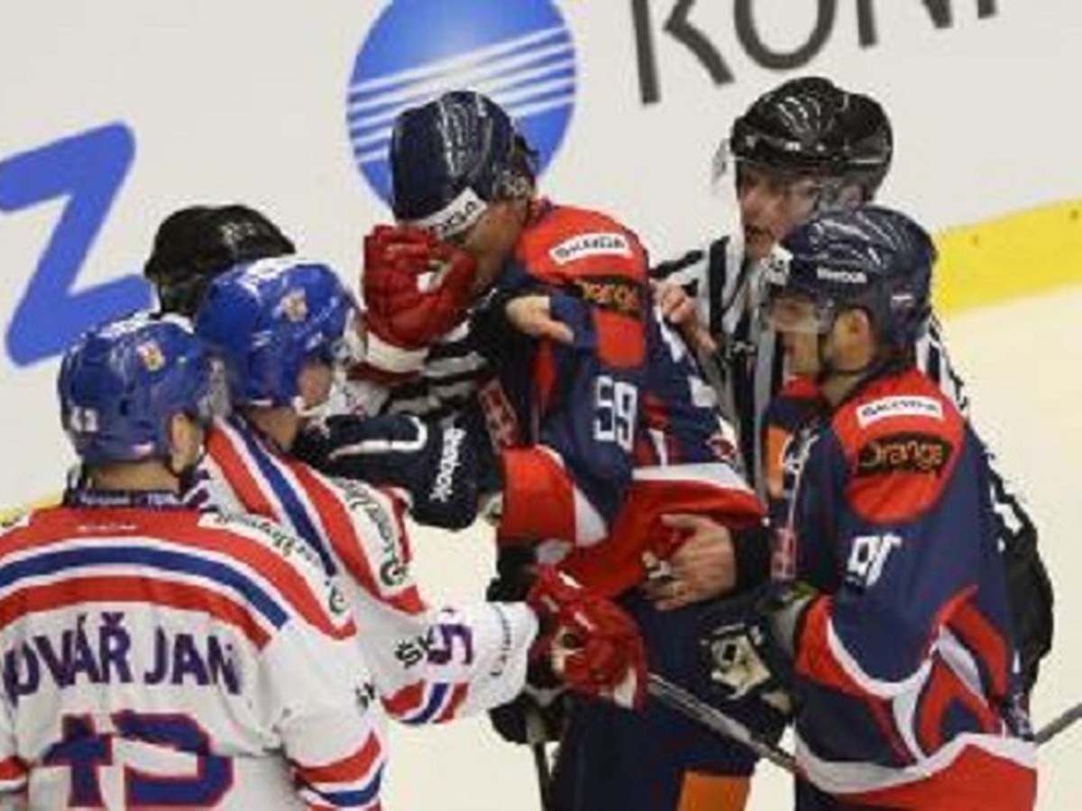 Andrej Šťastný (Slovensko) a druhý zľava Jakub Krejčík (Česko) v potýčke počas druhého zápasu záverečnej prípravy na majstrovstvá sveta v rámci série Euro Hockey Challenge medzi Českom a Slovenskom