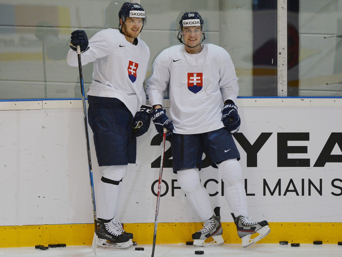 Na snímke zľava Tomáš Hrnka a Andrej Šťastný počas slovenského tréningu