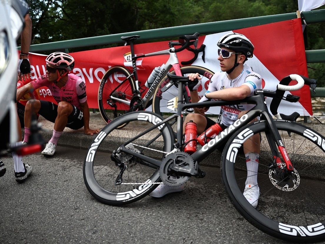 Čakajúci Tadej Pogačar a Andrey Amador počas prerušenia 14. etapy Tour de France