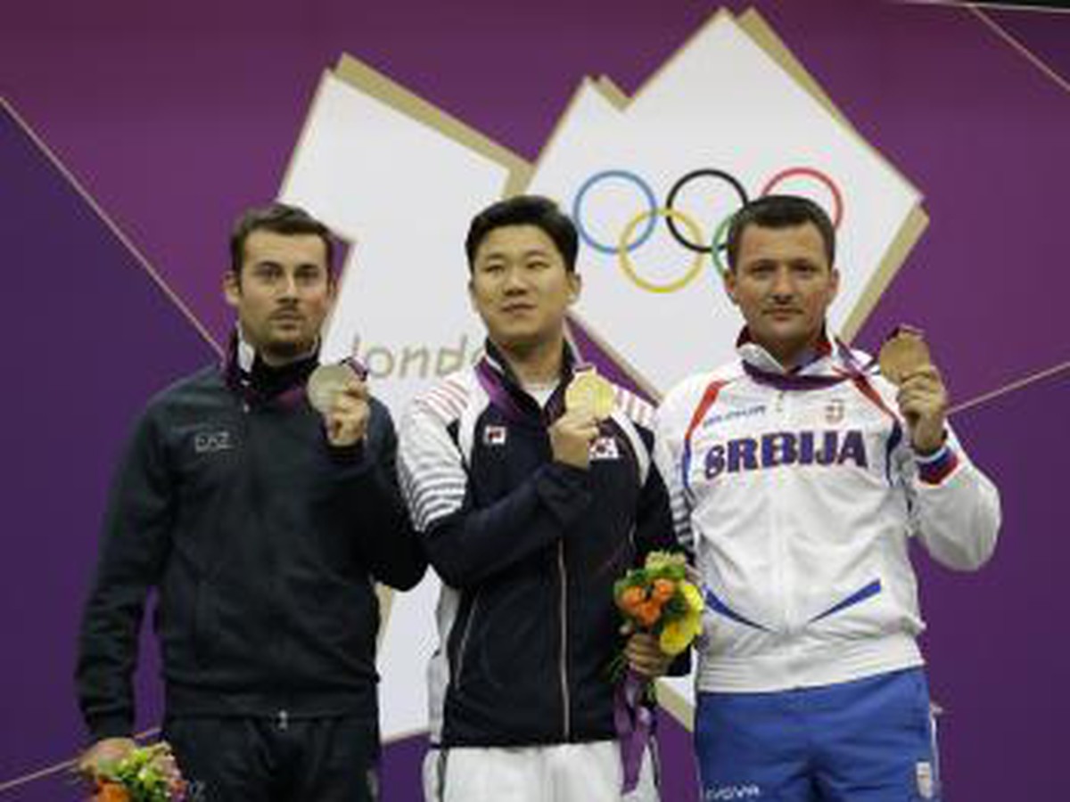 Stupeň víťazov: Talian Luca Tesconi, Jin Jong Oh (v strede) a Andrija Zlatič (vpravo)