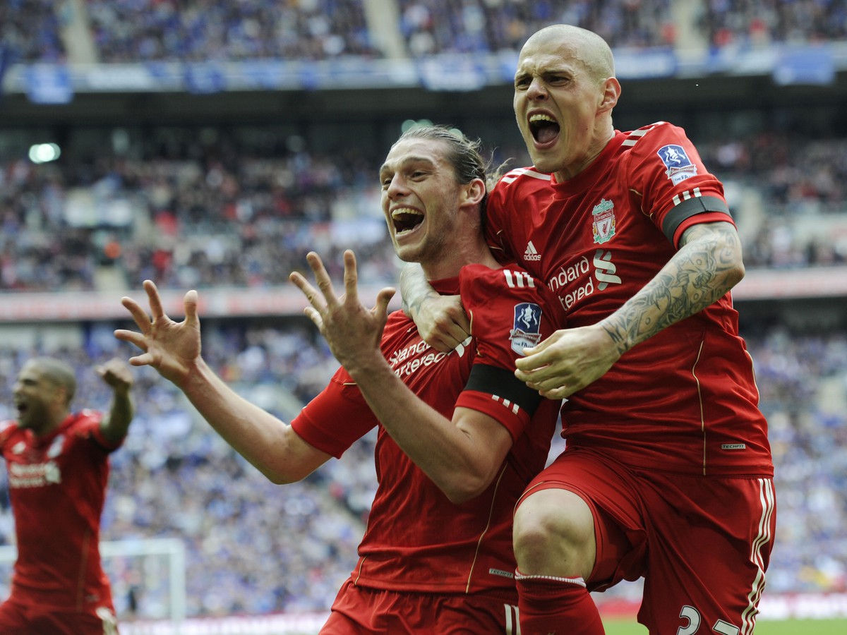 Andy Carrol a Martin Škrtel sa tešia z víťazného gólu