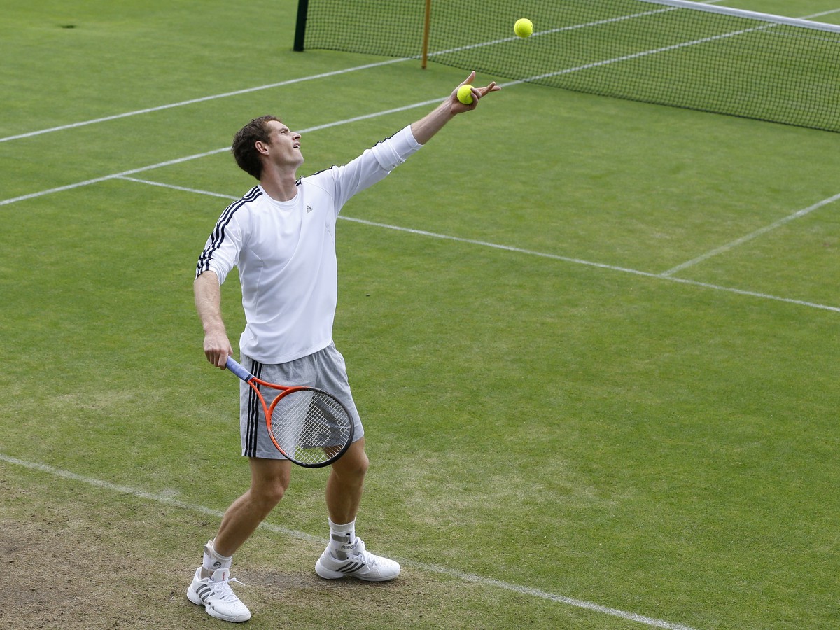 Andy Murray ladí formu na trávnatom kurte