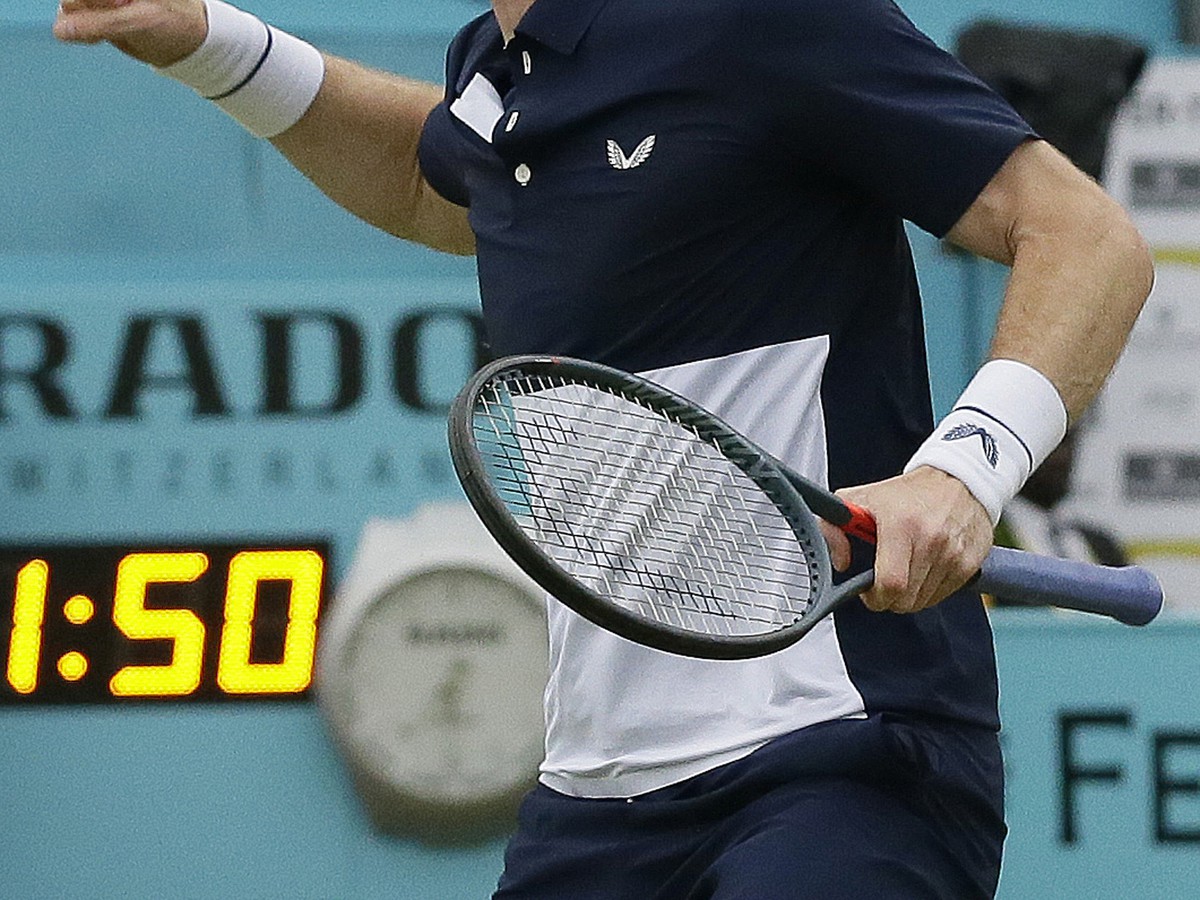 Britský tenista Andy Murray sa teší po zisku titulu vo štvorhre na turnaji v londýnskom Queen's Clube