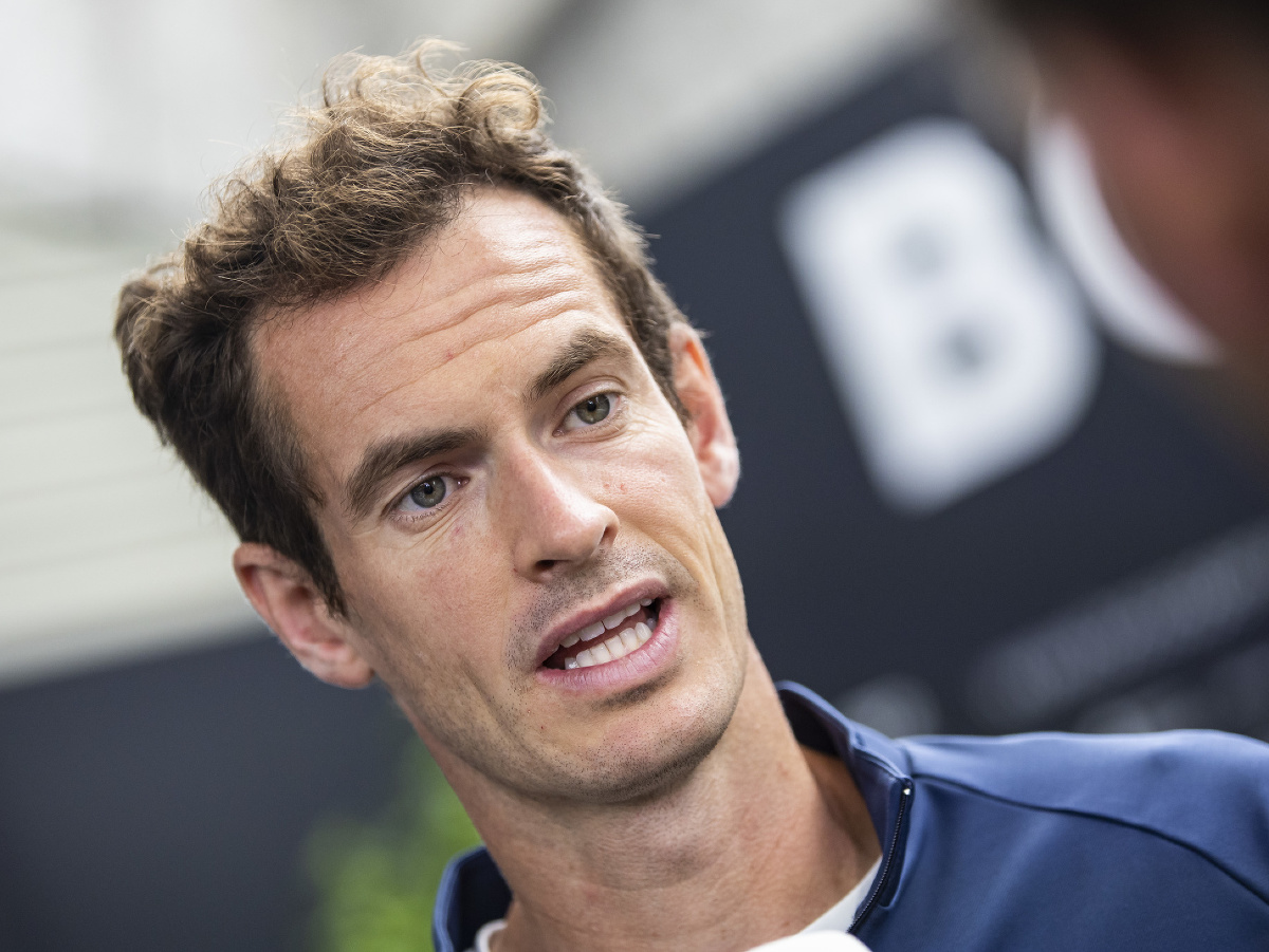 Britský tenista Andy Murray odpovedá na otázky novinárov počas tlačovej konferencie počas turnaja ATP v Stuttgarte