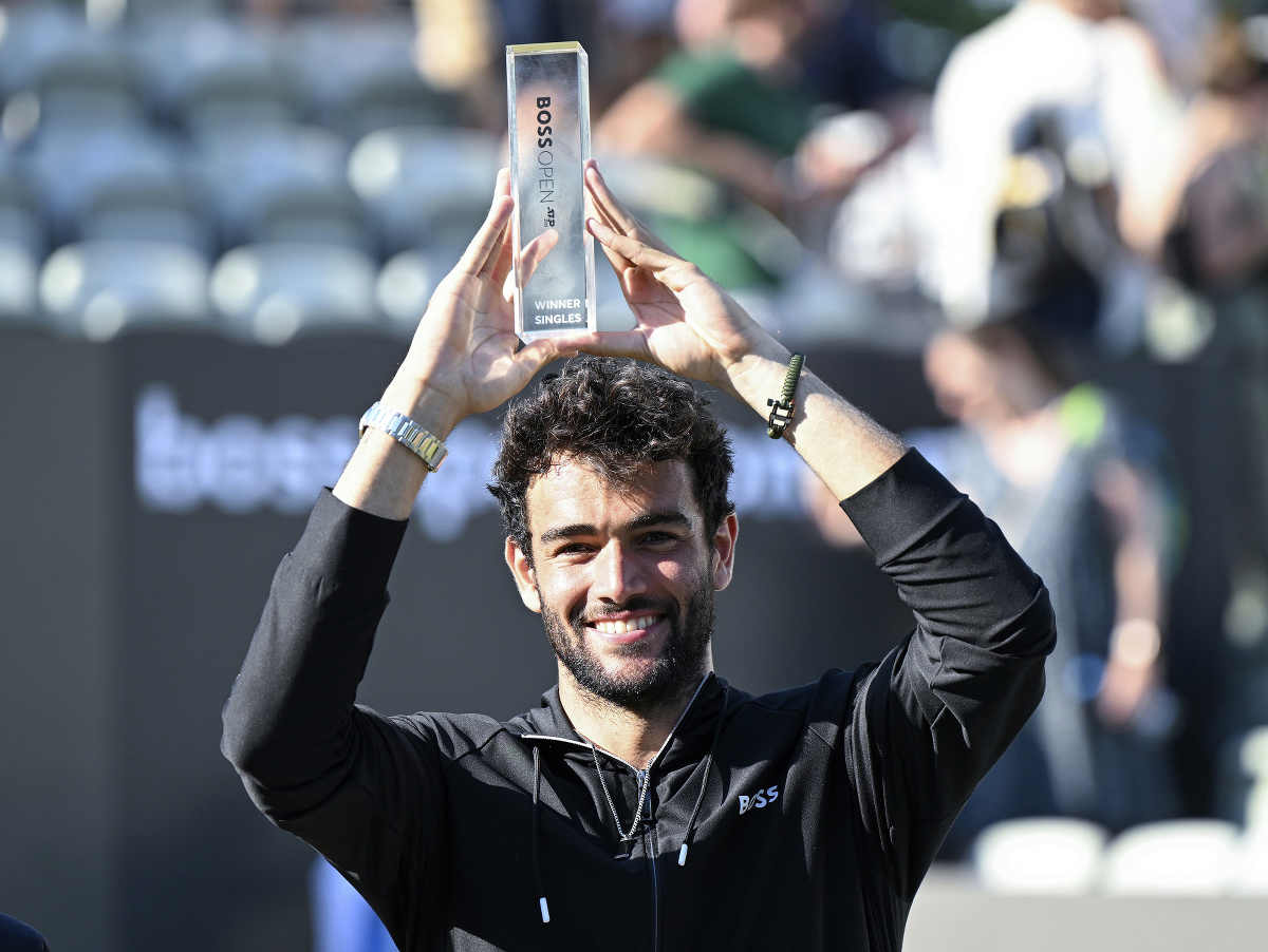 Matteo Berrettini oslavuje triumf na turnaji