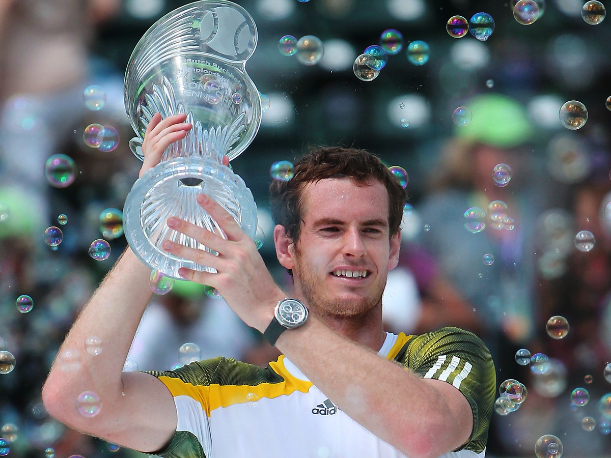 Andy Murray s trofejou pre víťaza