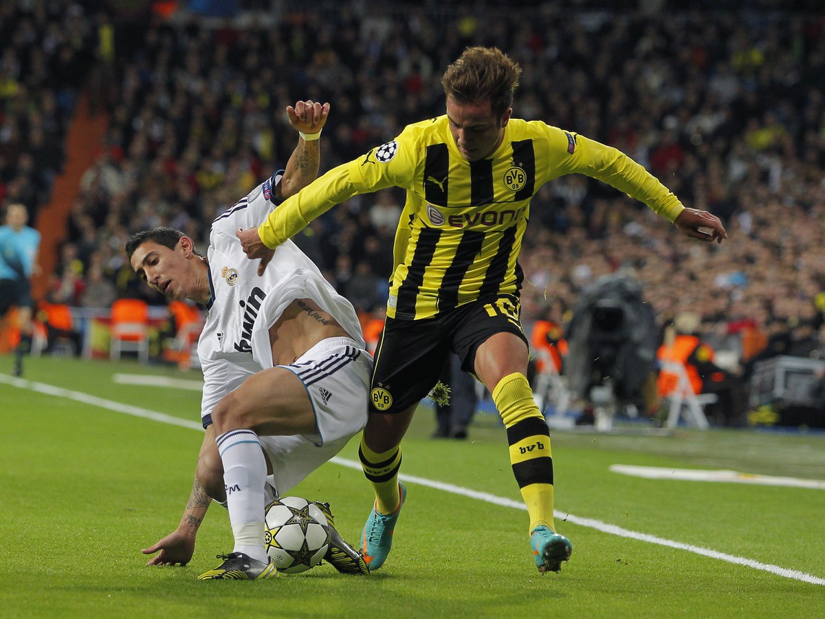 Angel Di María a Mario Götze v súboji o loptu