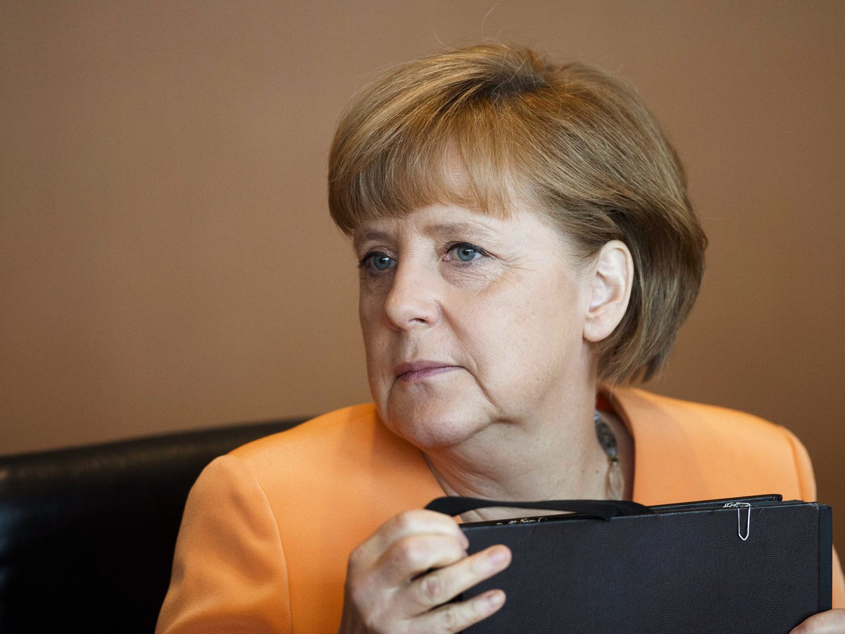 Angela Merkelová v orandžovom kostýme