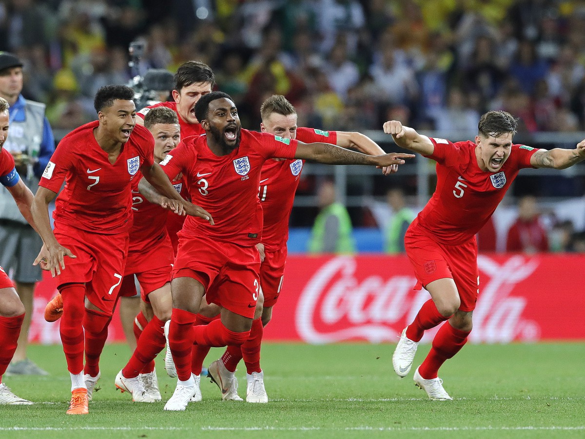 Hráči Anglicka oslavujú postup do štvrťfinále MS vo futbale po víťazstve v osemfinále nad Kolumbiou