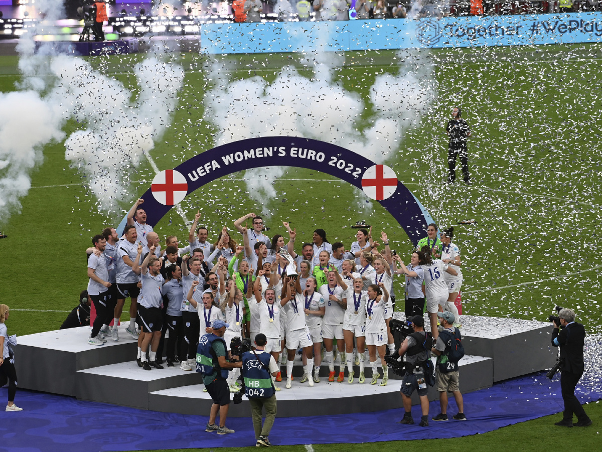 Anglické futbalistky oslavujú získ prvého titulu majsteriek Európy v Londýne