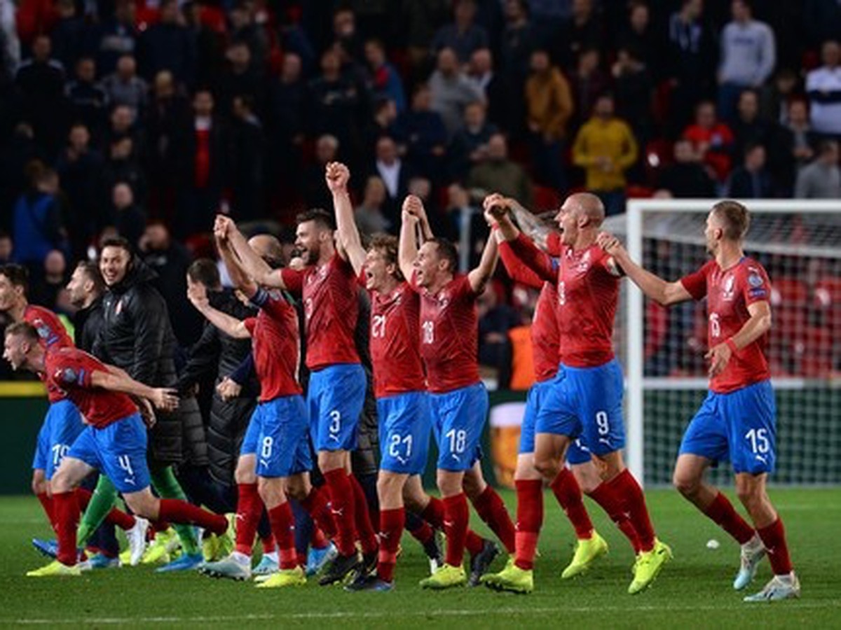 Hráči Česka oslavujú skvelé víťazstvo nad Anglickom