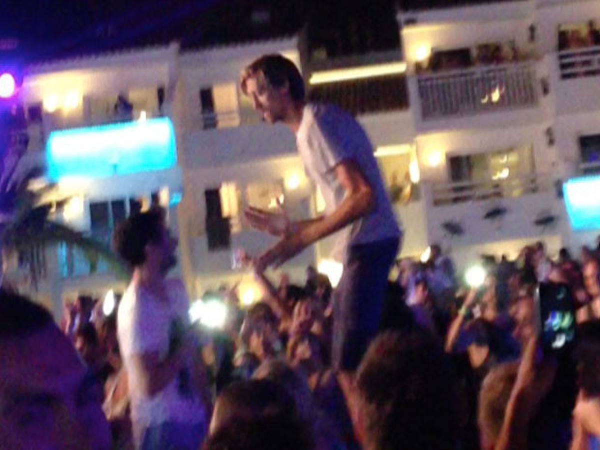 Peter Crouch sa na Ibize zabával aj svojim tradičným robotickým tancom