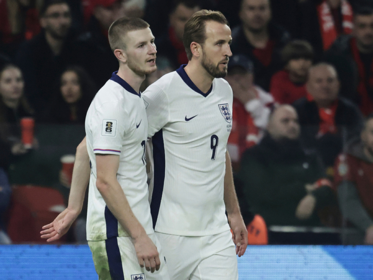 Anglický futbalista Harry Kane (vpravo) sa teší z gólu