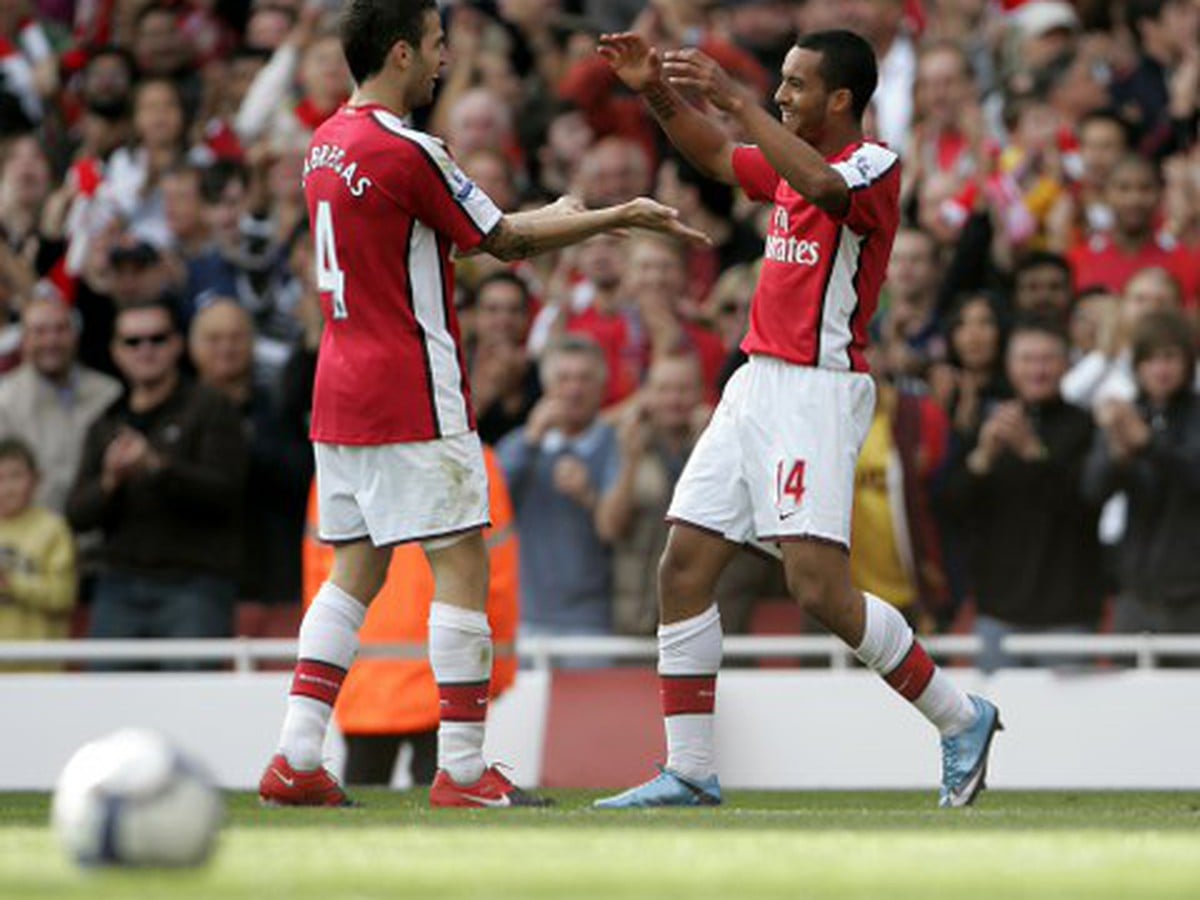 Cesc Fabregas a Theo Walcott po strelenom góle