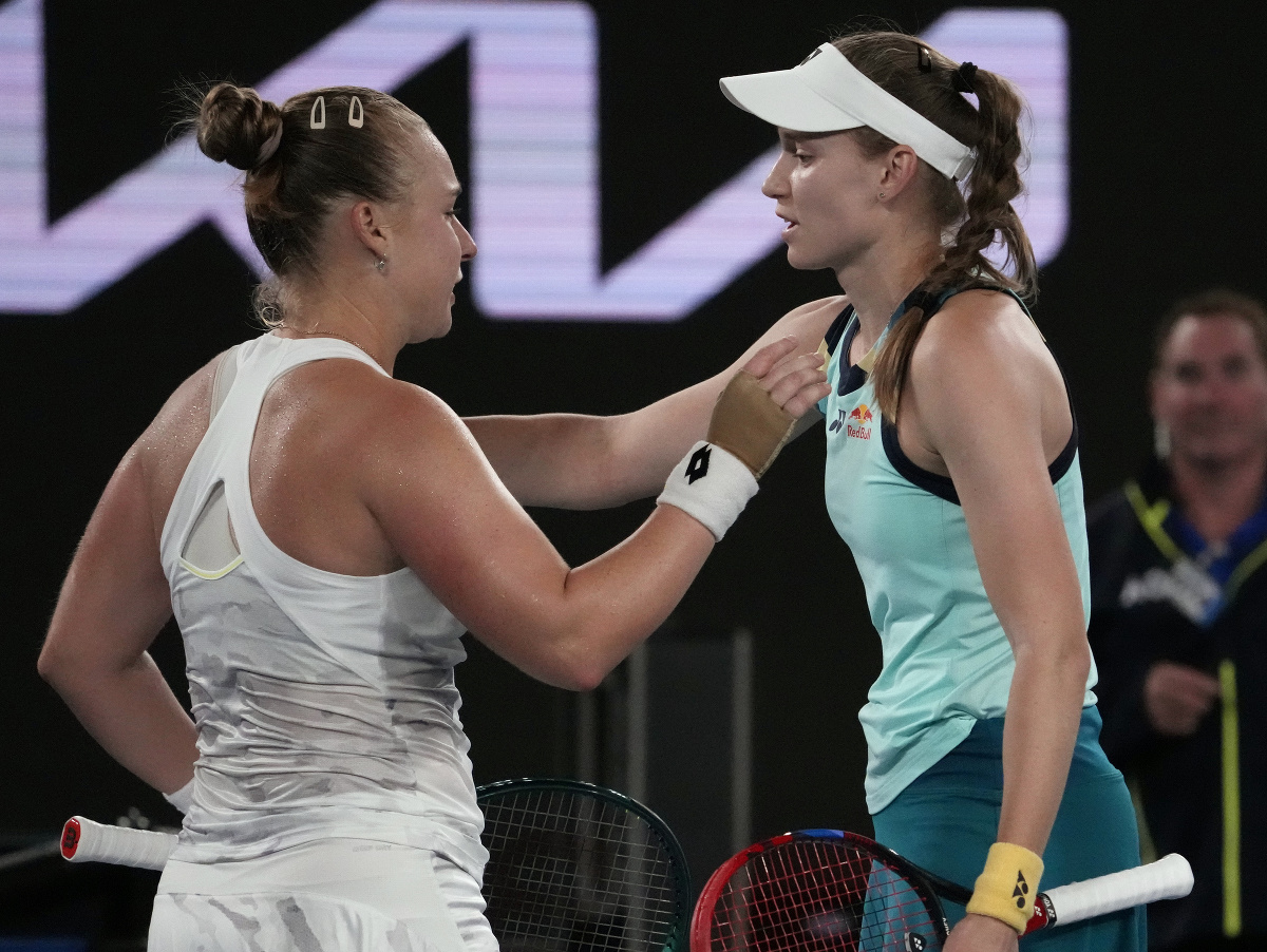 Ruská tenistka Anna Blinkovová (vľavo) sa objíma s porazenou Kazaškou Jelenou Rybakinovou po jej výhre v 2. kole dvojhry na grandslamovom turnaji Australian Open