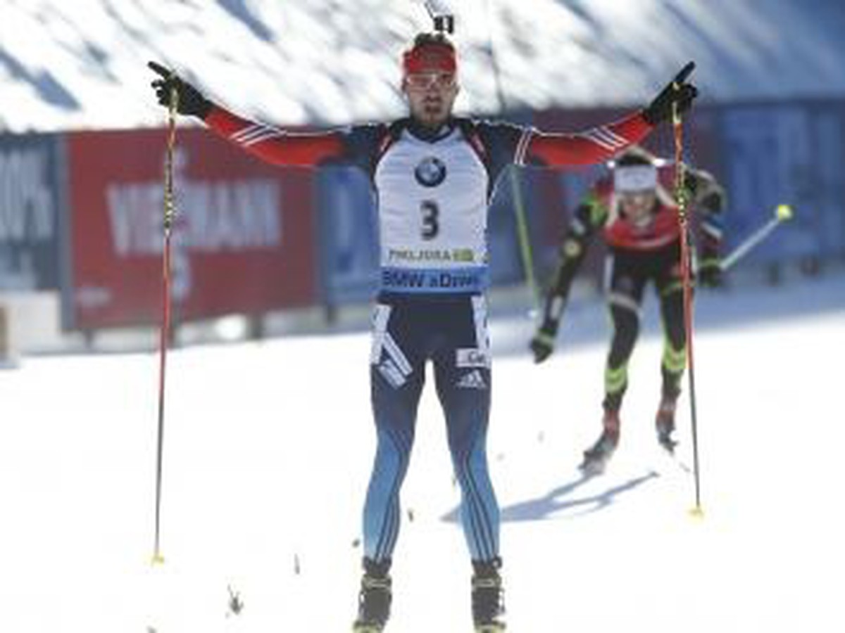 Anton Šipulin víťazí v pretekoch s hromadným štartom 3. kola Svetového pohára biatlonistov v slovinskej Pokljuke