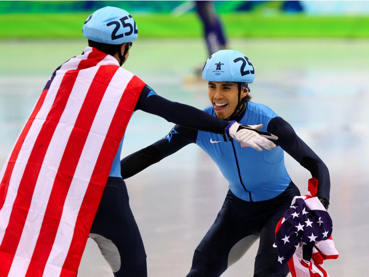 Apolo Anton Ohno a J.R. Celski sa radujú po medailovom umiestnení