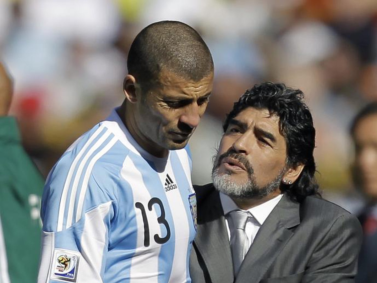 Diego Maradonna s Walterom Samuelom
