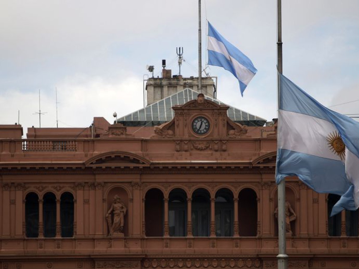 Vlajky v Argentíne visia na pol žrde
