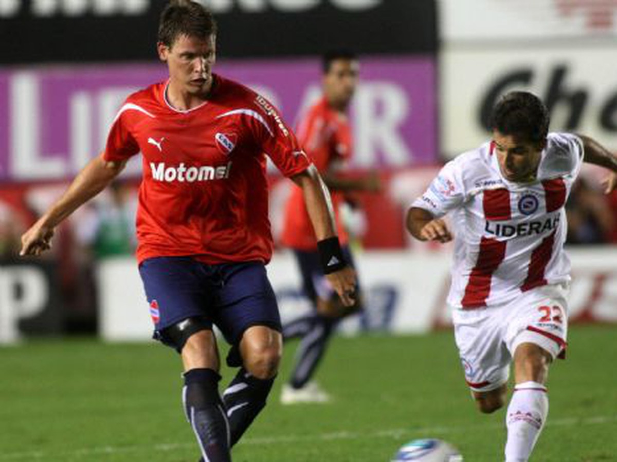 Momentka ešte z minuloročného vzájomného ligového súboja argentínskych klubov Argentinos Jrs a Independiente (19.2.2011)