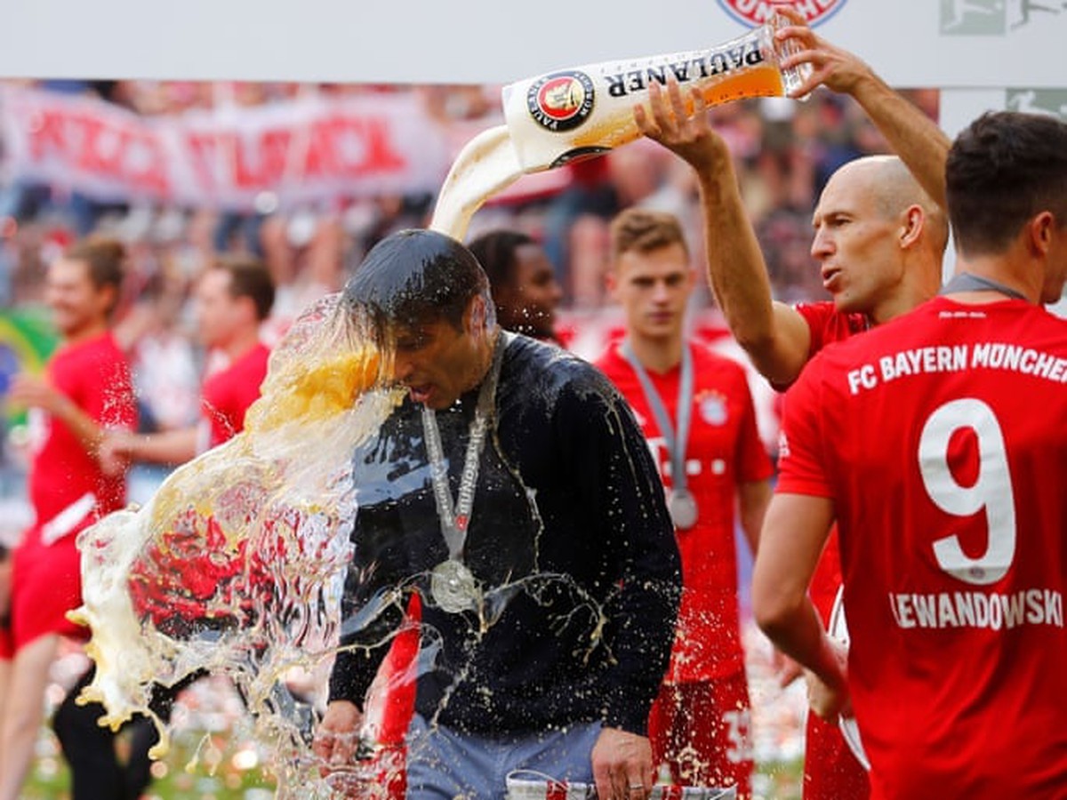 Arjen Robben pri oslavách titulu s trénerom Nikom Kovačom