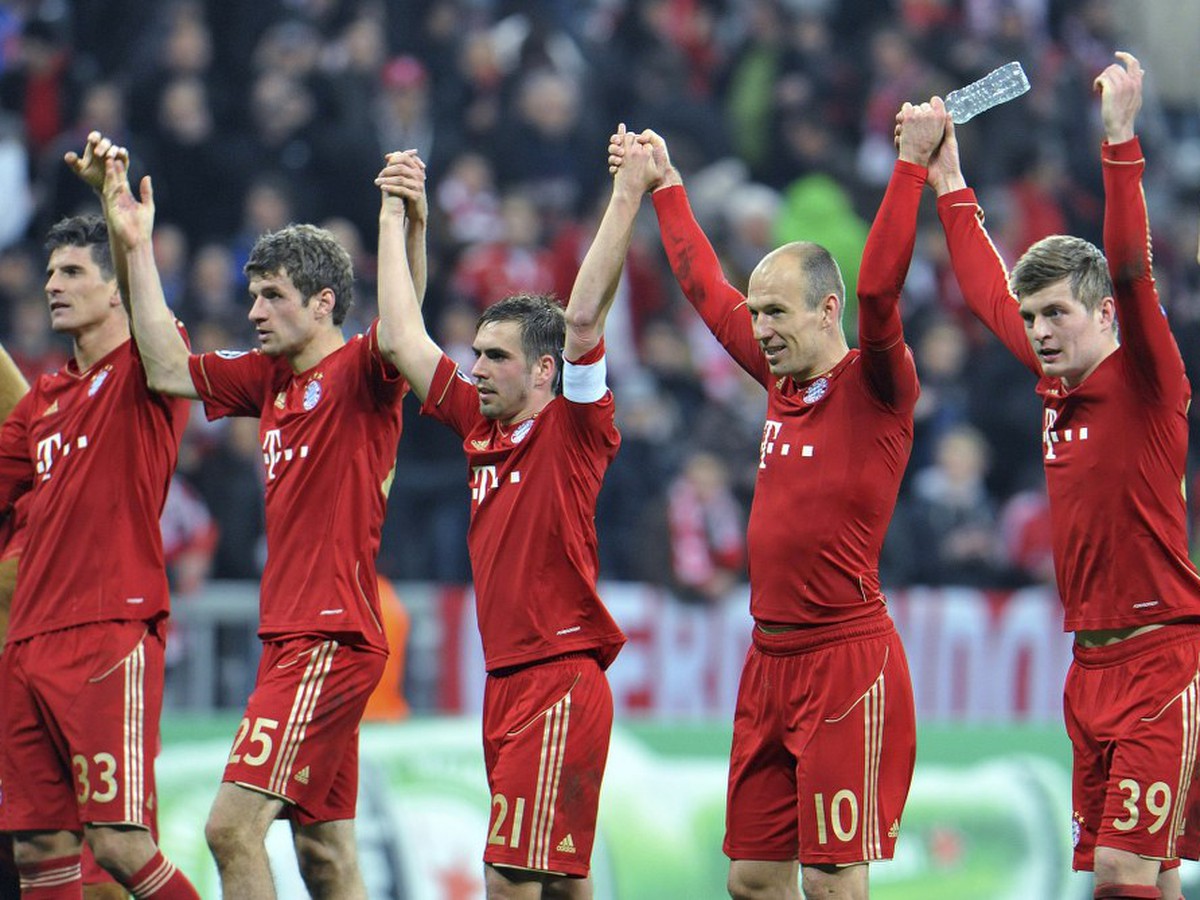 Arjen Robben so spouhráčmi oslavuje postup cez Real Madrid