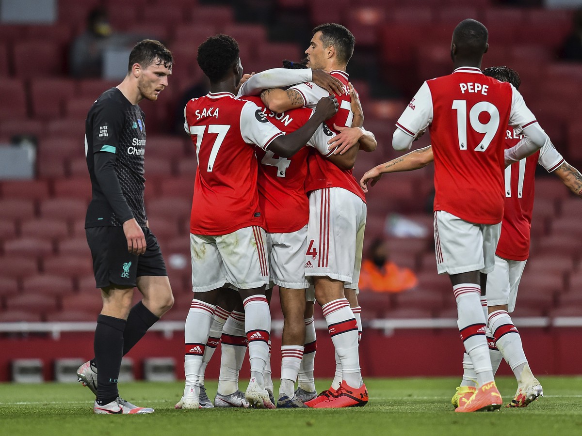 Hráči Arsenalu oslavujú víťazstvo proti Liverpoolu