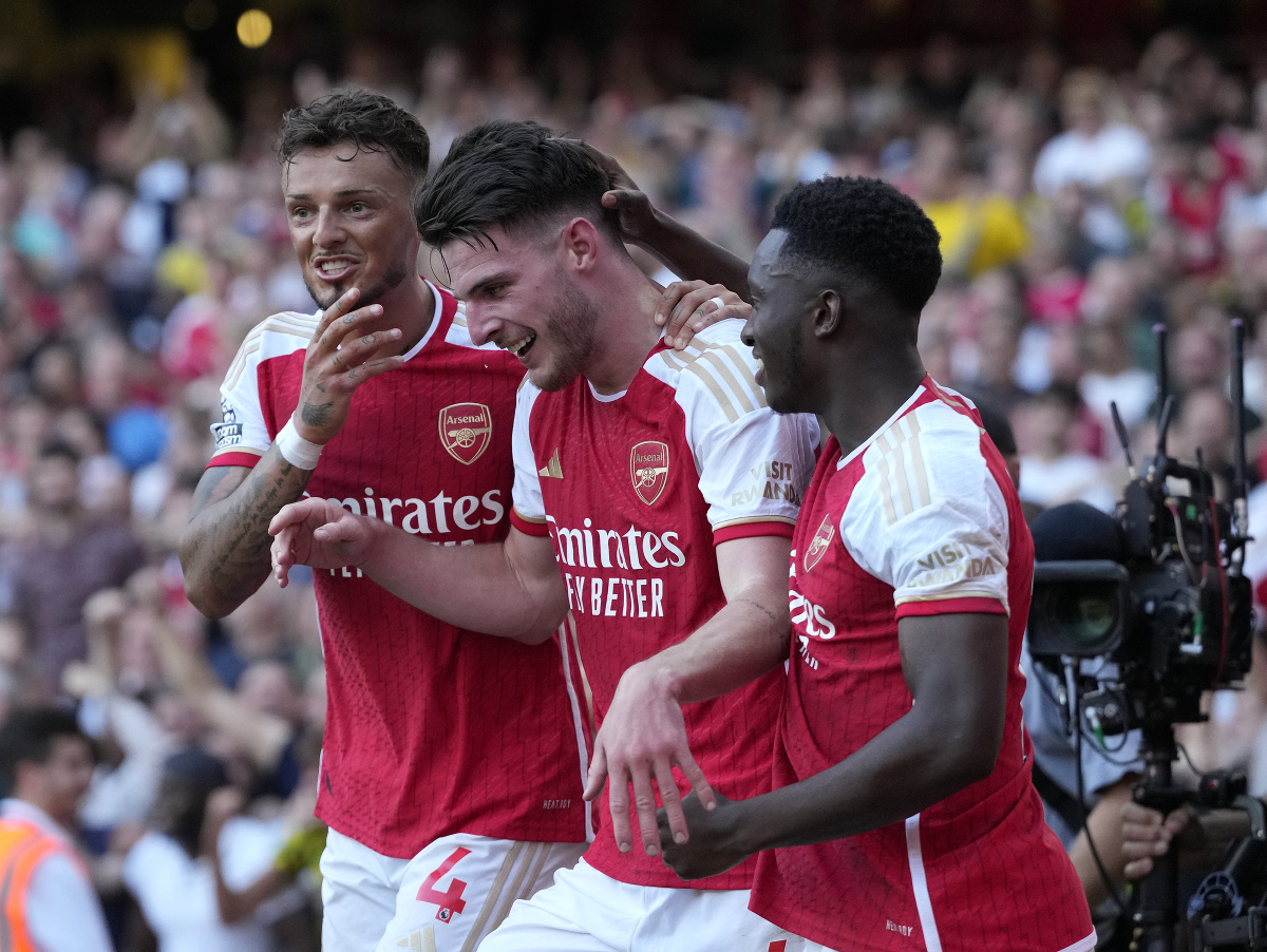 Futbalisti Arsenalu oslavujú gól Declana Ricea do siete Manchestru United