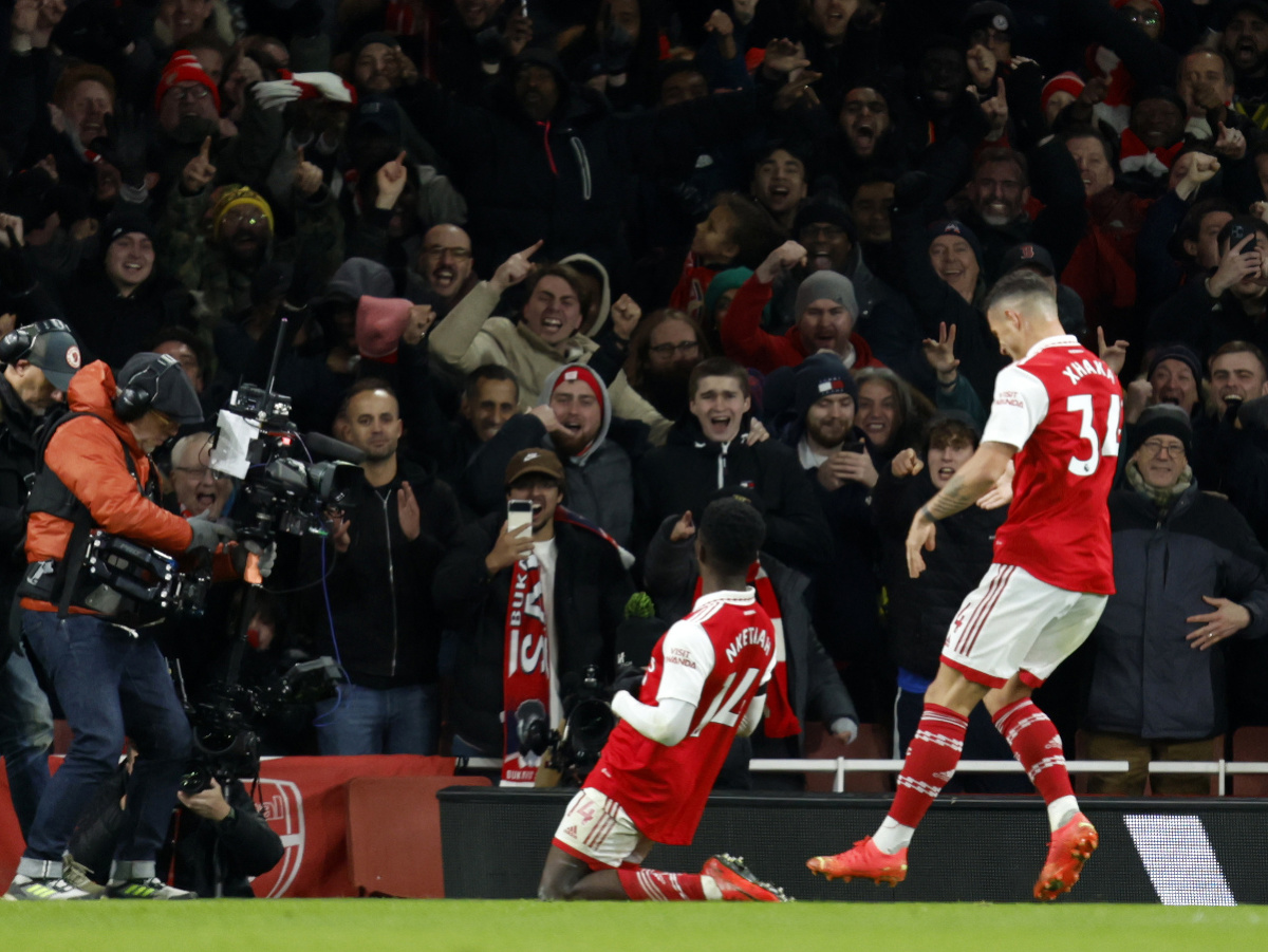 Na snímke uprostred hráč Arsenalu Eddie Nketiah oslavuje gól