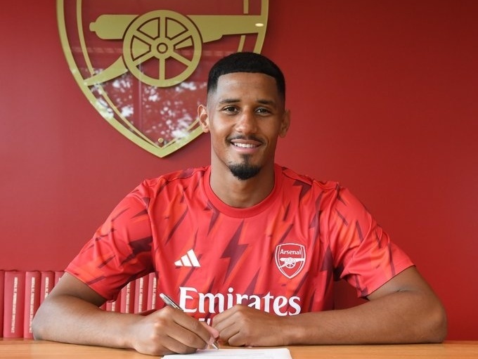William Saliba podpísal s Arsenalom nový kontrakt