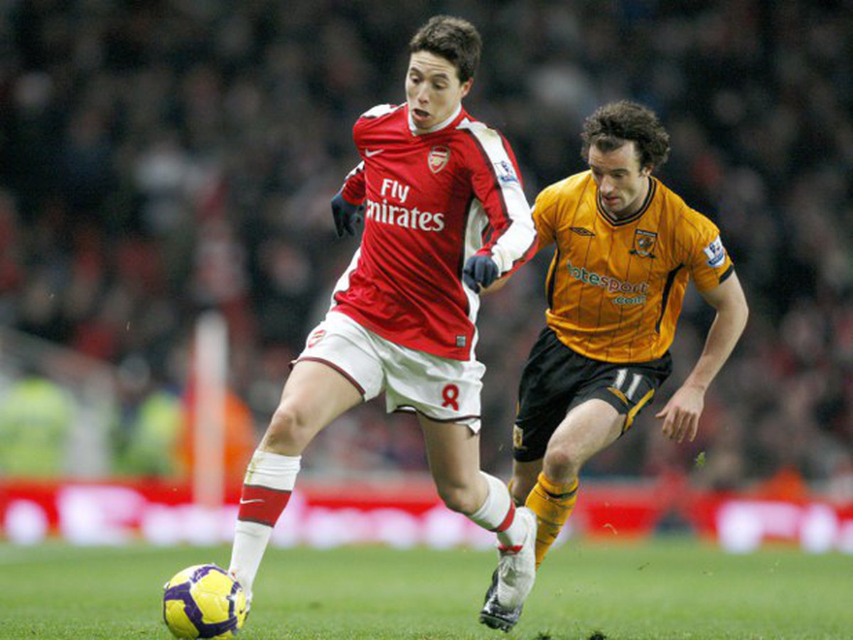 Samir Nasri v súboji o loptu